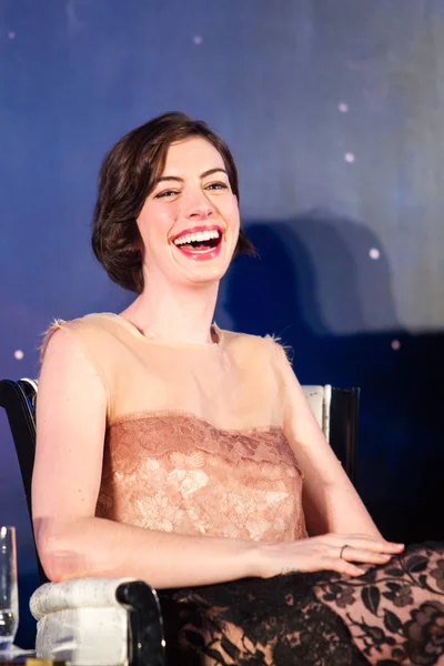 Aktris Amerika Anne Hathaway Tertawa Saat Konferensi Pers Untuk Pemutaran — Stok Foto