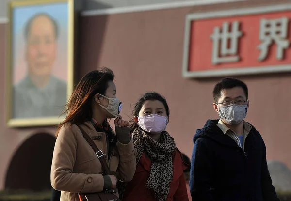 Het Dragen Van Gezichtsmaskers Toeristen Lopen Langs Het Tiananmen Rostrum — Stockfoto