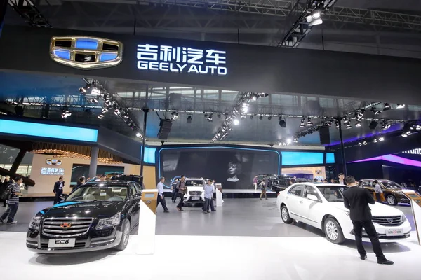 Les Visiteurs Regardent Les Voitures Geely Exposées Lors 12E Salon — Photo