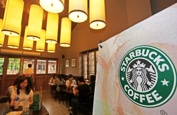 Klanten Worden Gezien Een Starbucks Koffie Café Fuzhou Stad Zuidoost — Stockfoto