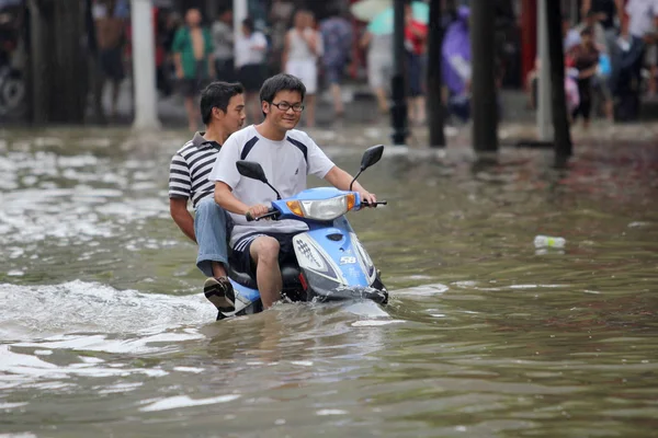 Radfahrer Trotzen Den Überschwemmungen Durch Starkregen Der Stadt Wuhan Der — Stockfoto