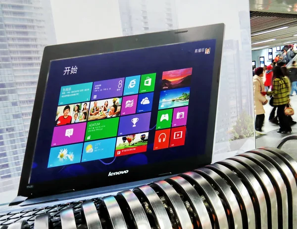 Reklama Dla Komputerów Przenośnych Lenovo Jest Postrzegana Stacji Metra Szanghaju — Zdjęcie stockowe