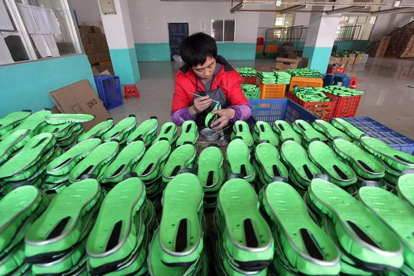 Китайський Працівник Робить Взуття Підошви Експорту Європу Сполучені Штати Заводі — стокове фото