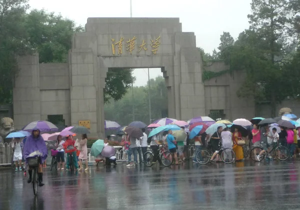 Visitors Queue Front Tsinghua University Gate Beijing China July 2013 — Stock Photo, Image