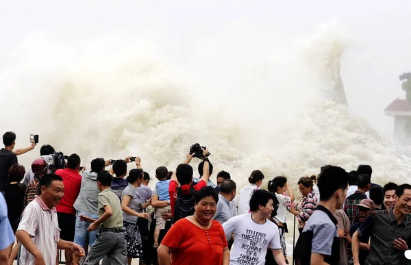 Chinese Visitors Watch Tidal Waves Surging Bank Qiantang River Hangzhou — Stock Photo, Image