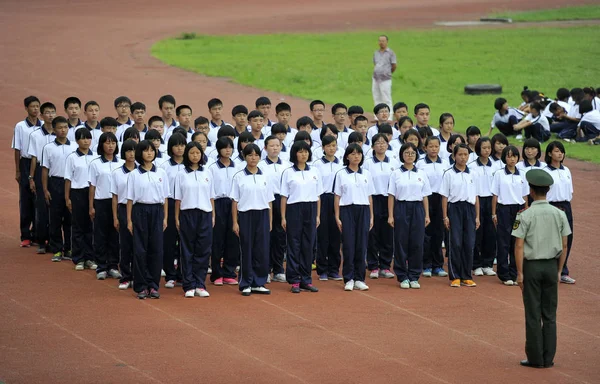 Chinese Studenten Staan Onder Aandacht Onder Gudiance Van Hun Drillmaster — Stockfoto