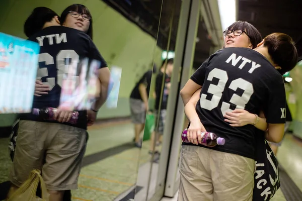 Una Pareja Comparte Momento Íntimo Mientras Espera Tren Estación Metro — Foto de Stock