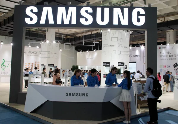 Des Employés Chinois Sont Vus Sur Stand Samsung Lors Expo — Photo