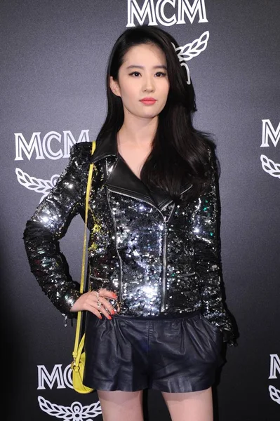 Chinese Actress Liu Yifei Poses She Arrives Mcm 2015 Spring — Stock Photo, Image