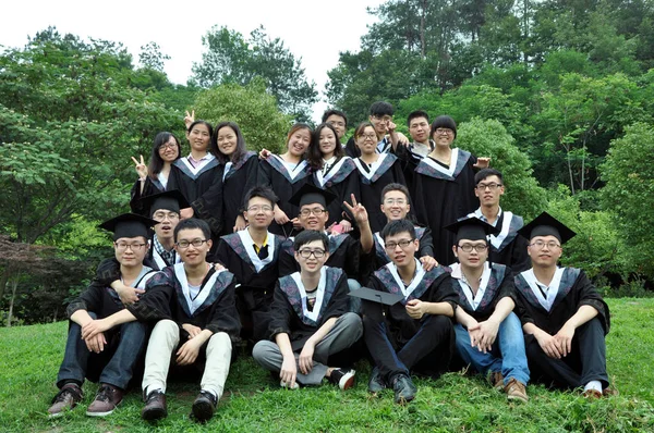 Chinesische Absolventen Akademischen Gewändern Posieren Der Hubei Universität Für Medizin — Stockfoto
