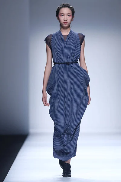 モデルは 2014 上海に上海ロンドンファッションウィークの春 2015 年の間に Moodbox のファッションショーで新しい創造を表示します — ストック写真