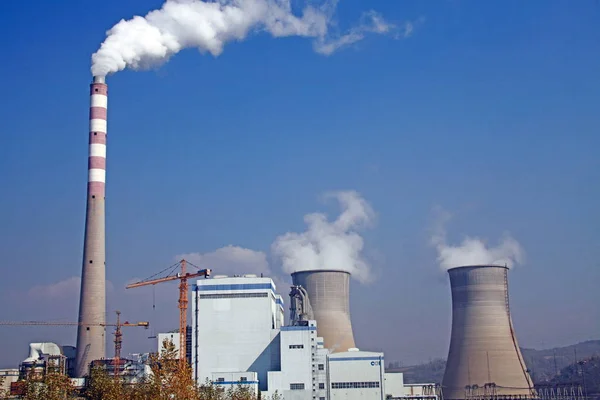 2014年10月6日 中国北東部吉林省白山市の石炭火力発電所で煙突と冷却塔から煙と蒸気が排出される — ストック写真