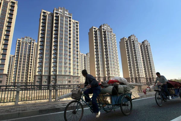 Chinesische Arbeiter Fahren Mit Dreirädern Wohnhäusern Eines Wohnprojekts Der Stadt — Stockfoto