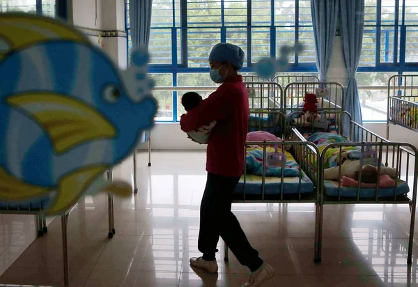 Chinese Employee Takes Care Abandoned New Born Babies Guangzhou Social — Stock Photo, Image