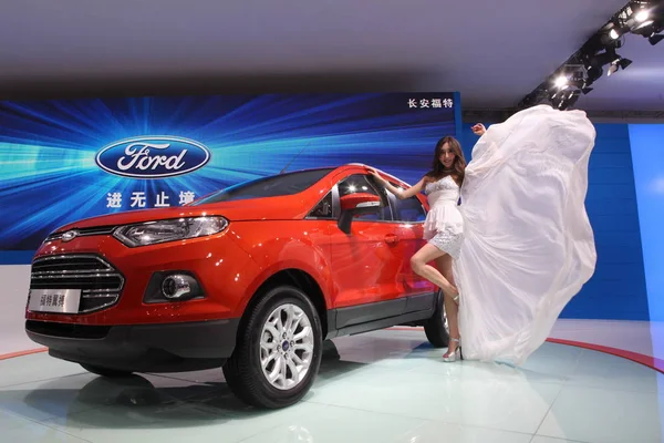 Μοντέλο Ποζάρει Ένα Ford Ecosport Κατά Διάρκεια 10Η Κίνα Guangzhou — Φωτογραφία Αρχείου