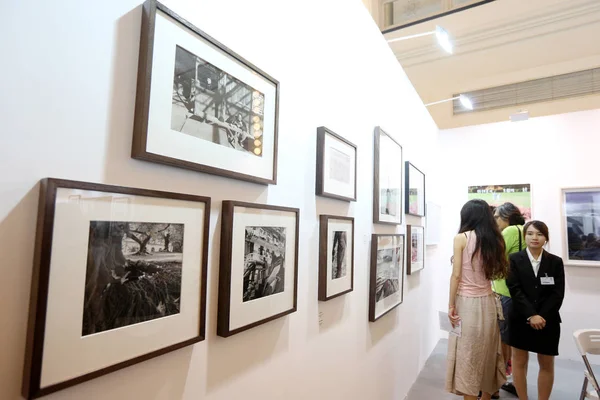 Les Visiteurs Chinois Regardent Des Photos Lors Foire Art Photo — Photo