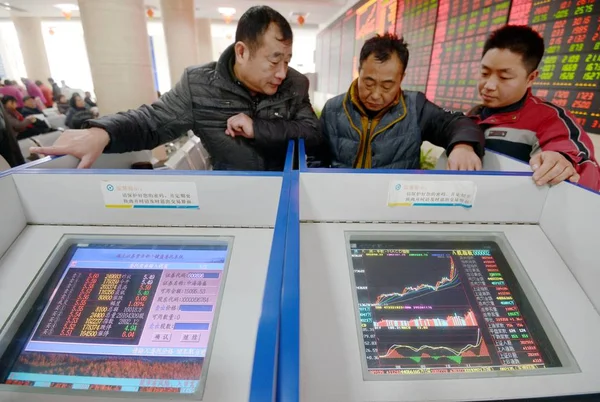 Investidores Chineses Assistir Telas Computador Mostrando Preços Das Ações Vermelho — Fotografia de Stock
