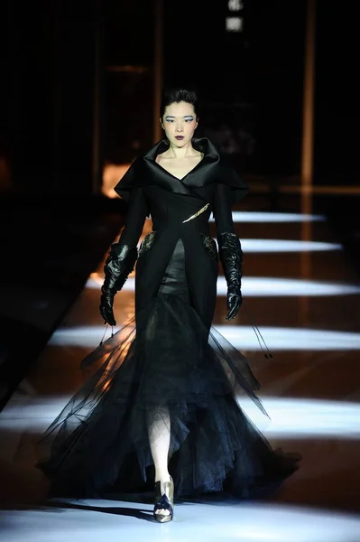 Modell Visar Skapelse Kinesiska Designern Gänget Sec Modevisning Kina Mode — Stockfoto