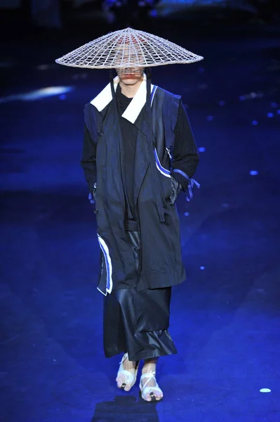2014年11月1日 在中国北京举行的中国时装周斯普林 夏季时装秀上 一位模特在邱玉文和张兆达时装艺术展上展示了新的作品 — 图库照片