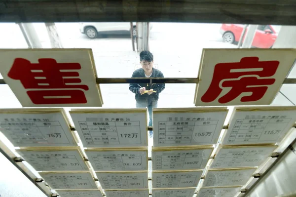 Kínai Férfi Megjegyzi Információkat Preowned Lakások Kijelzőn Hivatal Egy Ingatlaniroda — Stock Fotó