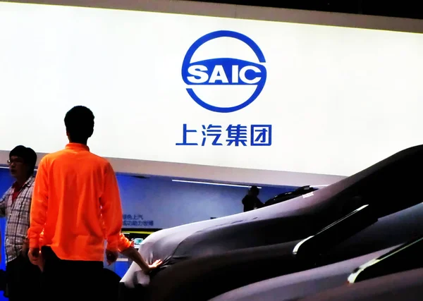 2011年4月25日 在中国上海举行的第14届上海国际汽车工业展览会上 参观者走过上汽 上海汽车工业 展台的汽车 — 图库照片