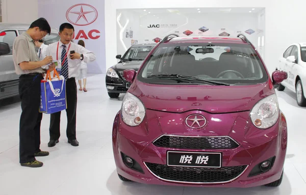 Besökare Titta Bilar För Jac Jianghuai Automobile Ltd Auto Show — Stockfoto