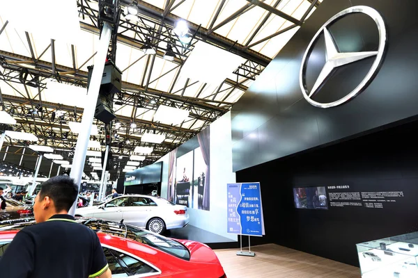 Pessoas Visitam Estande Mercedes Benz Durante Exposição Automotiva Internacional Pudong — Fotografia de Stock