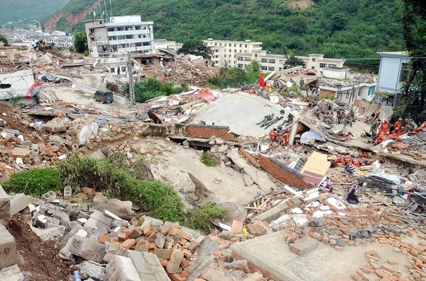 Los Rescatistas Chinos Descansan Los Escombros Casas Devastadas Por Terremoto —  Fotos de Stock