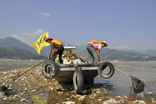 2014年9月5日 中国清洁工在湖北省中游县茅坪镇银新头河上收集漂浮的垃圾 — 图库照片