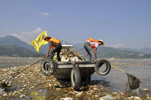 Pulitori Cinesi Raccolgono Spazzatura Galleggiante Sul Fiume Yinxintuo Nella Città — Foto Stock