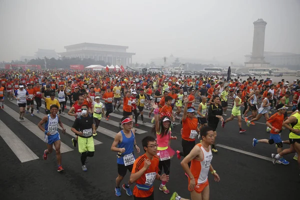 Partecipanti Cinesi Corrono Durante Maratona Internazionale Pechino 2014 Smog Pesante — Foto Stock