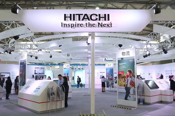 Gente Visita Stand Hitachi Durante 16ª Feria Internacional Industria China — Foto de Stock