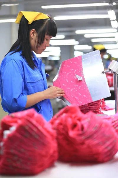 Trabalhador Chinês Feminino Verifica Roupas Íntimas Serem Exportadas Uma Fábrica — Fotografia de Stock