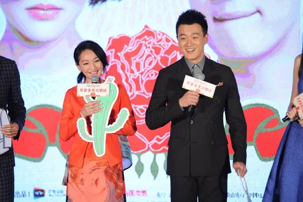 Xun Kinesisk Skådespelare Zhou Vänster Och Skådespelaren Tong Dawei Leende — Stockfoto