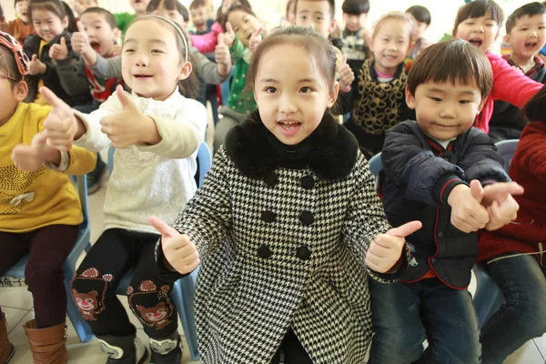 Молодые Китайские Дети Поют Песню Детском Саду Округе Юньнянь Город — стоковое фото