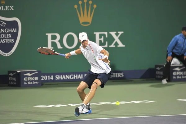 アメリカ合衆国のジョン イズナー 2014年上海マスターズ テニス大会で 上海で 2014 男子シングルスの 回戦でスペインのフェリシアーノ ロペスにショットを返す準備をします — ストック写真