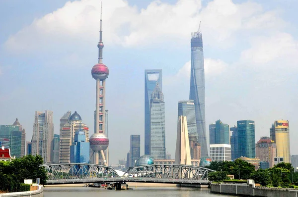 上海タワー建設 背が高い 東方明珠テレビ塔とオットの高層ビルと 2014 浦東の高層ビルの下の陸家嘴金融街のスカイライン — ストック写真