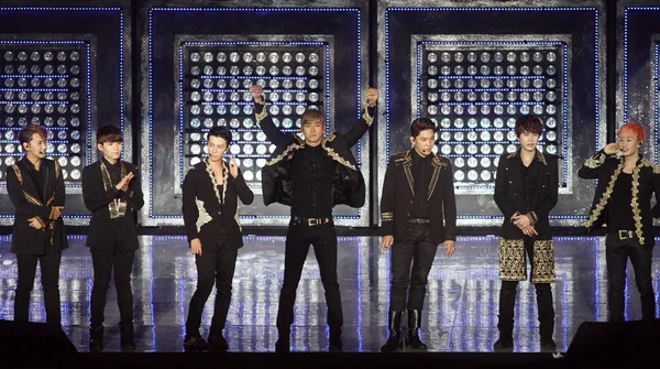 Členové Skupiny Jihokorejské Popová Super Junior Provádět Během Jejich Koncertu — Stock fotografie