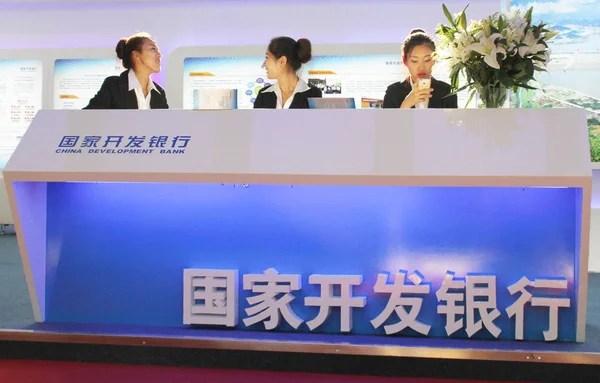 Los Empleados Chinos Son Vistos Stand Del Banco Desarrollo China — Foto de Stock