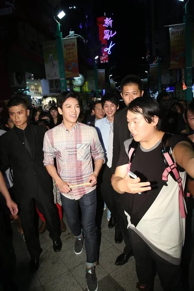 韩国演员纪昌郁 参观了2014年8月28日在台湾台北西门町举行的一个夜市 — 图库照片