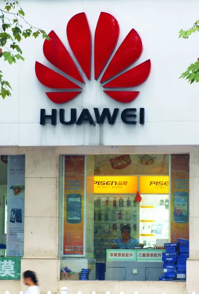 2014年9月26日 中国中部湖北省宜昌市 一位行人走过华为的一家商店 — 图库照片