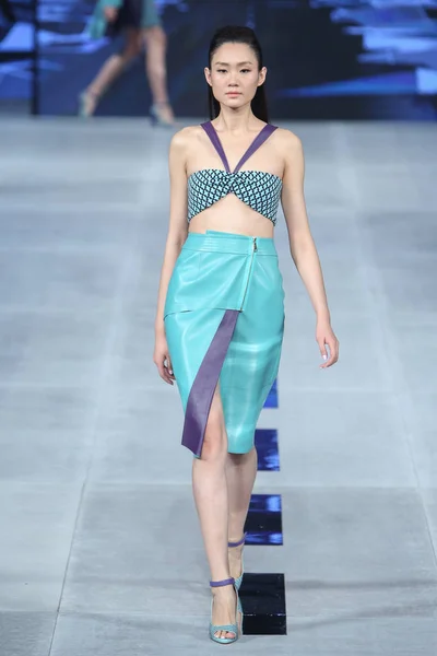 モデルは 中国ロンドンファッションウィークの春 2015 2014 日の間に Jefen 风ファッションショーで謝風水デザイナーによって新しい創造を表示します — ストック写真