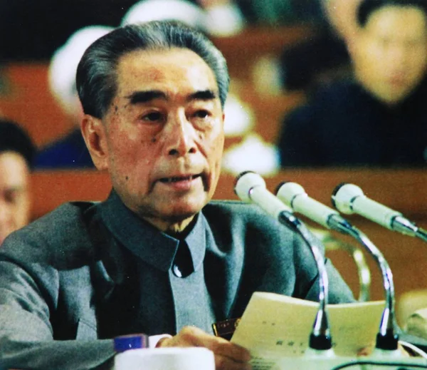 사진은 1975년 13일 베이징에서 제4차 전국인민대표대회 전국인민대표대회 제1차 회의에서 연설하는 — 스톡 사진