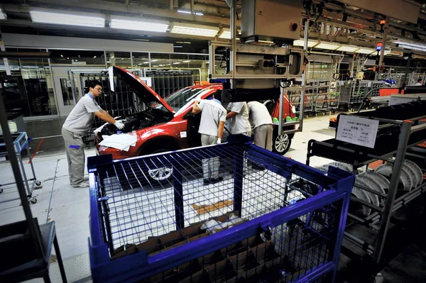 Trabalhadores Chineses Montam Carro Linha Montagem Fábrica Foshan Faw Volkswagen — Fotografia de Stock