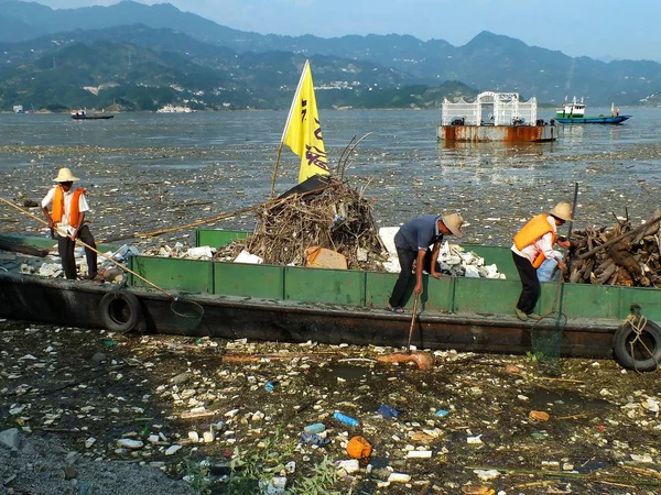 Lavoratori Cinesi Raccolgono Rifiuti Galleggianti Sul Fiume Yangtze Nel Serbatoio — Foto Stock