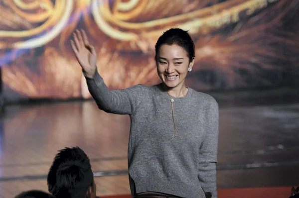 2014年12月24日 中国女星龚丽在江苏省无锡市举行的新闻发布会上挥手致意 开始拍摄她的新片 猴王2 — 图库照片