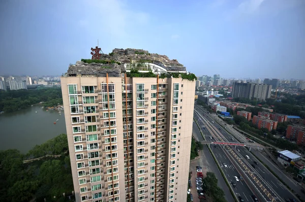 Het Appartementengebouw Die Professor Een Bergtop Gebouwd Het Dak Afgebeeld — Stockfoto