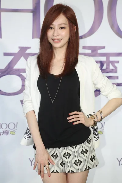 台湾の歌手 女優シンディワン台北 Yahoo 台湾のモバイル検索テーマ 2014 日の打ち上げイベント中にポーズします — ストック写真