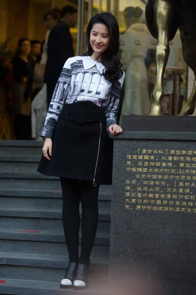 中国の女優 劉亦菲が 周年のお祝いに北京 中国金の旗艦店の 2014 日笑顔します — ストック写真