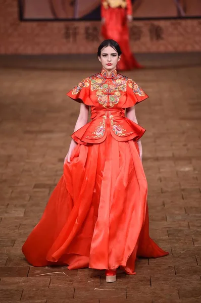 Modell Visar Skapelse Modevisning Tiger Kina Fashion Week Vår Sommar — Stockfoto